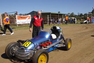QLD18 Dick White/Max Newton Holden